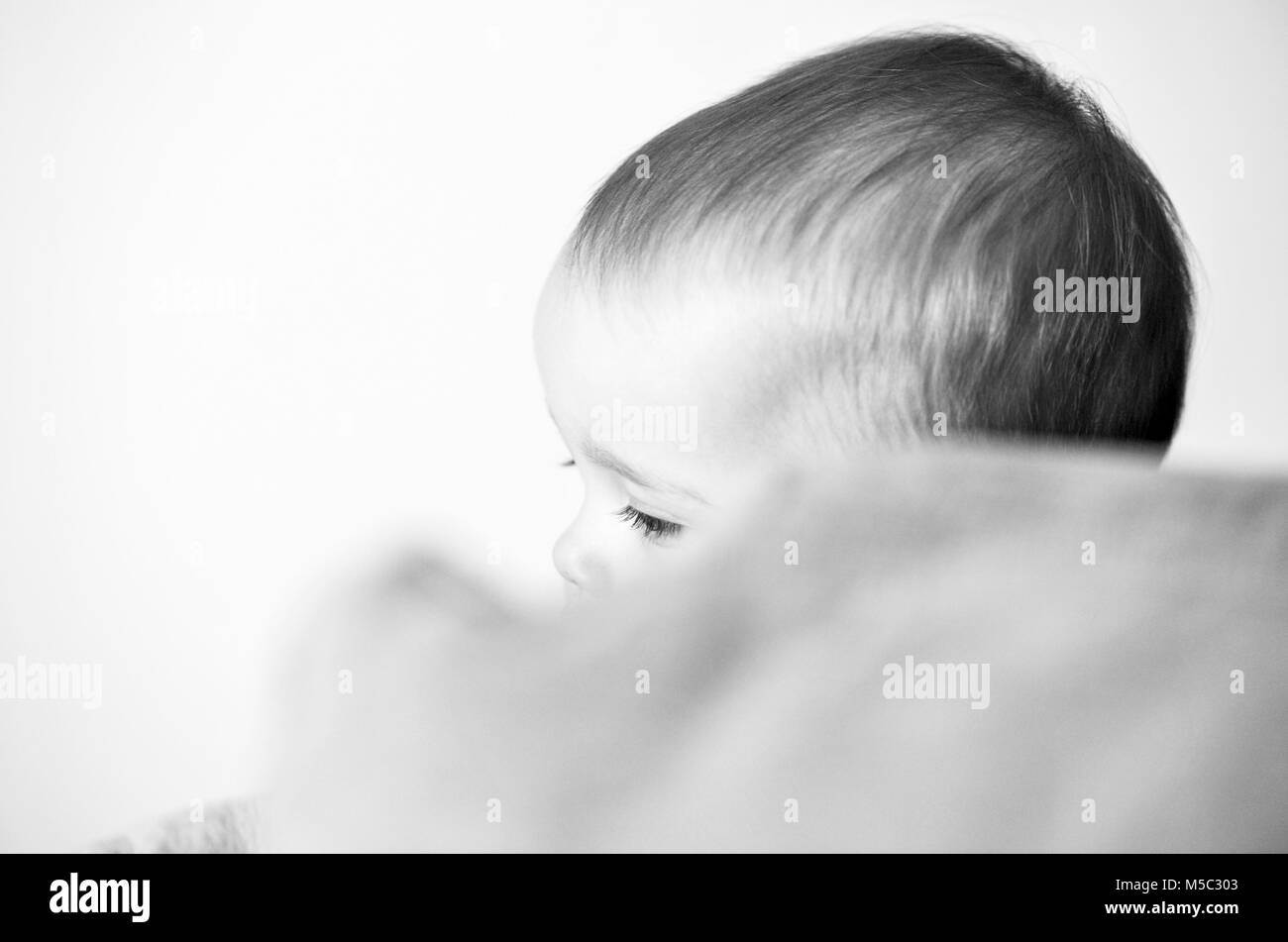 Kind Spielt Verstecken Stockfotos und bilder Kaufen Alamy