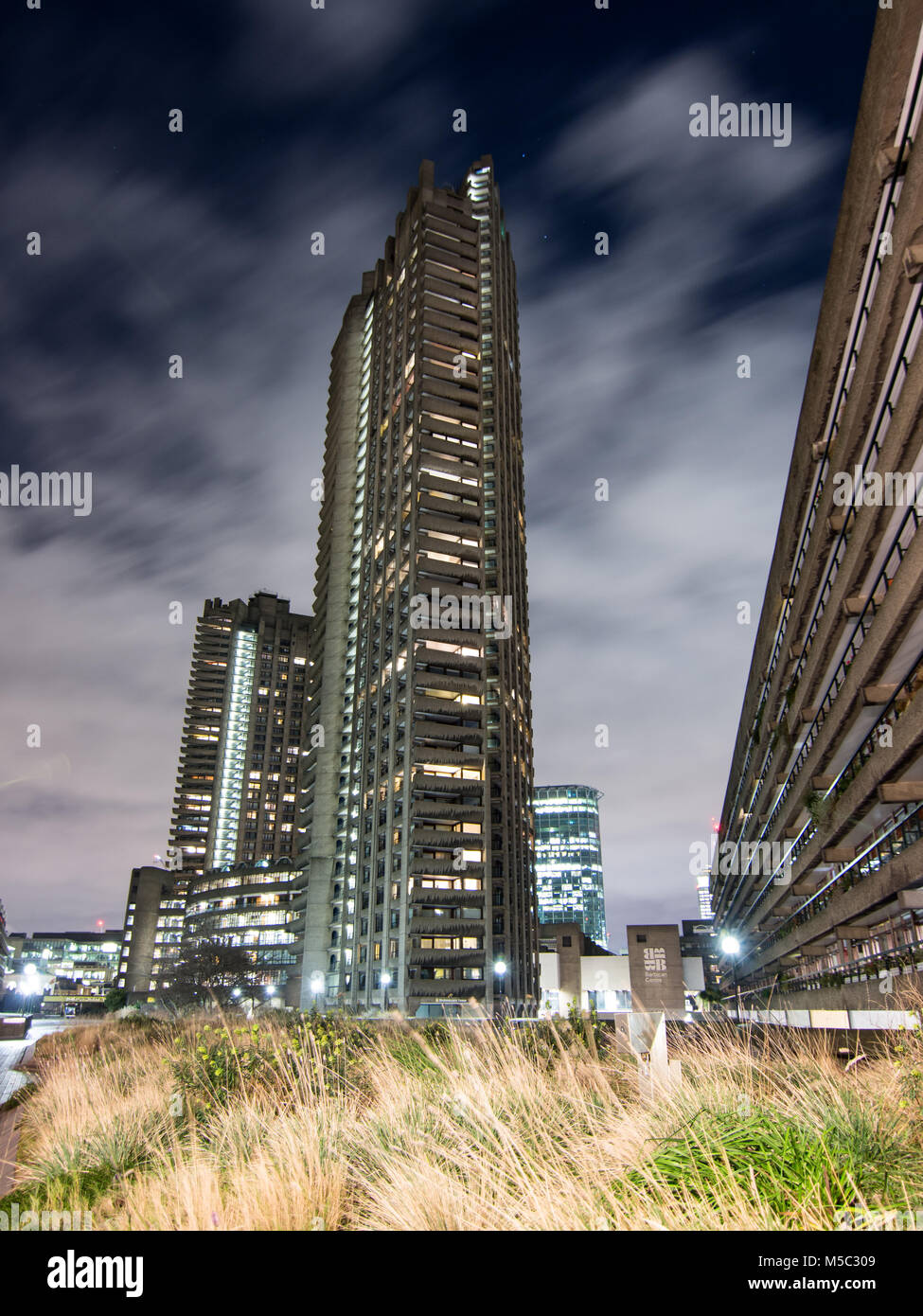 London, England, UK - Februar 8, 2018: Shakespeare Turm, einem der Wohngegend der hohe Turm Bausteine des brutalist Barbican Estate, leuchtet ein Stockfoto