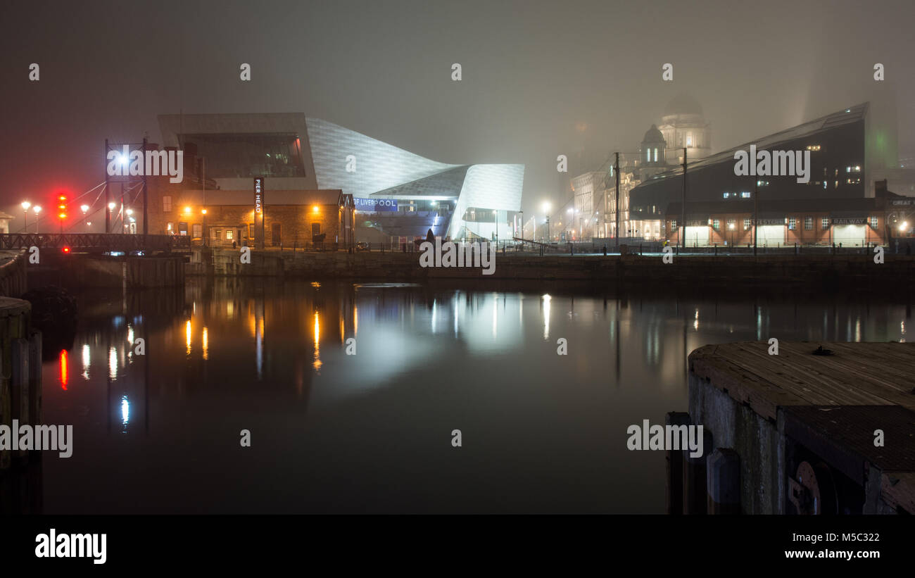 Liverpool, England, UK - 1. November 2015: Das Museum von Liverpool in der Nacht in Canning Dock in Liverpool Docks wider. Stockfoto