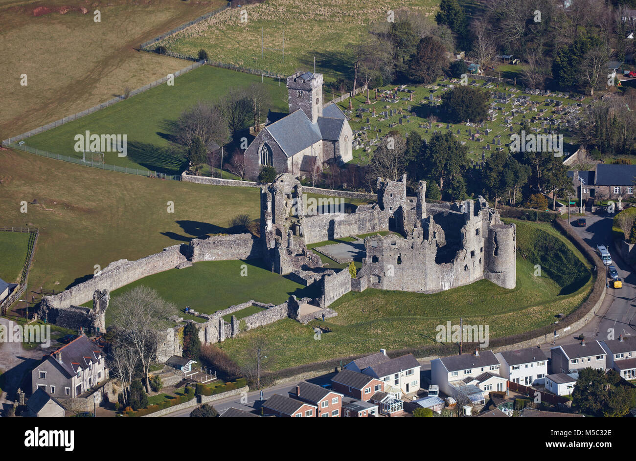 Ein Luftbild von Newcastle Schloss, in Bridgend, Südwales Stockfoto