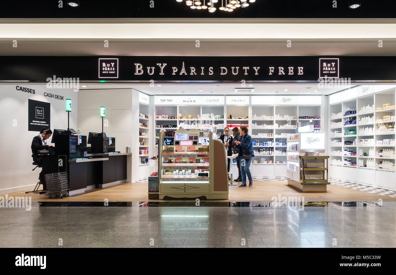 ROISSY, Frankreich - ca. Januar 2018: Paris Duty Free Shop am Flughafen Roissy Charles de Gaulle Flughafen, Terminal 1 kaufen. Stockfoto