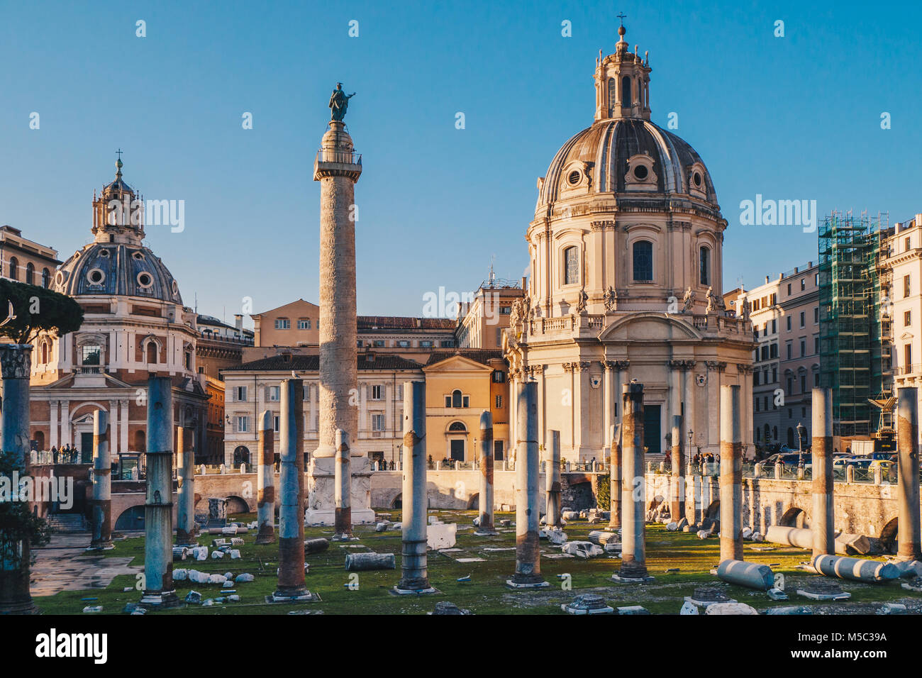 Das Forum Romanum bei Sonnenaufgang in Rom, Italien, in der Nähe des Forum Romanum. Stockfoto