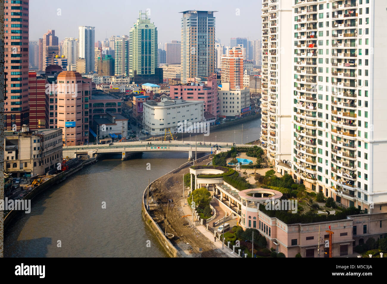 Shanghai, China - Blick auf den Huangpu District und Wusong Fluss in der Innenstadt. Stockfoto
