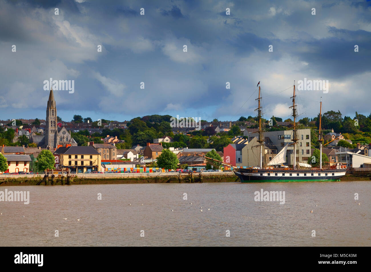 Die "unbrody" eine Replik Hungersnot Schiff auf dem Fluss Barrow, New Ross, County Wexford, Irland Stockfoto