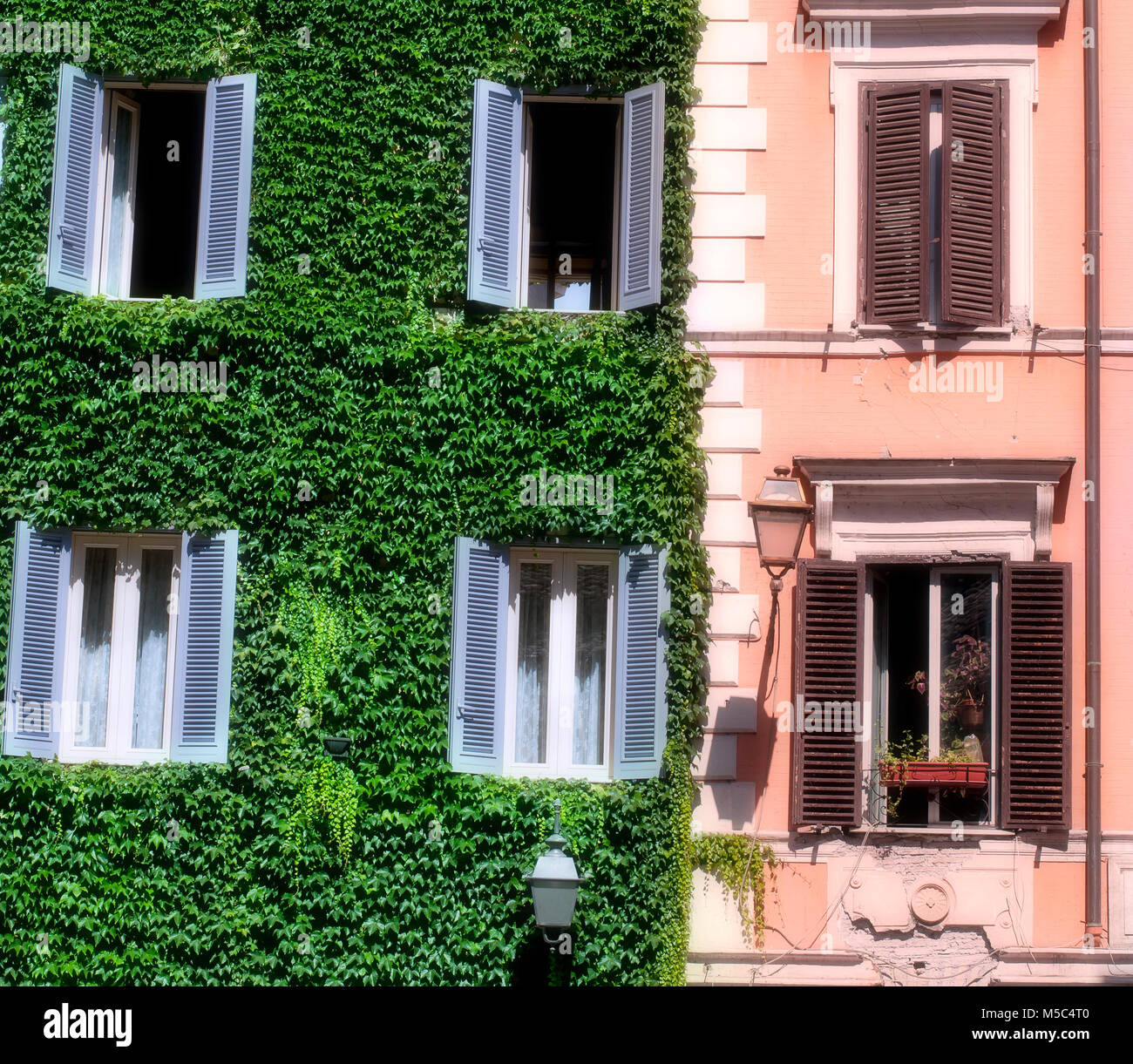 Das helle Gebäude von Ivy an einem sonnigen Tag in Rom, die Hauptstadt Italiens. Stockfoto