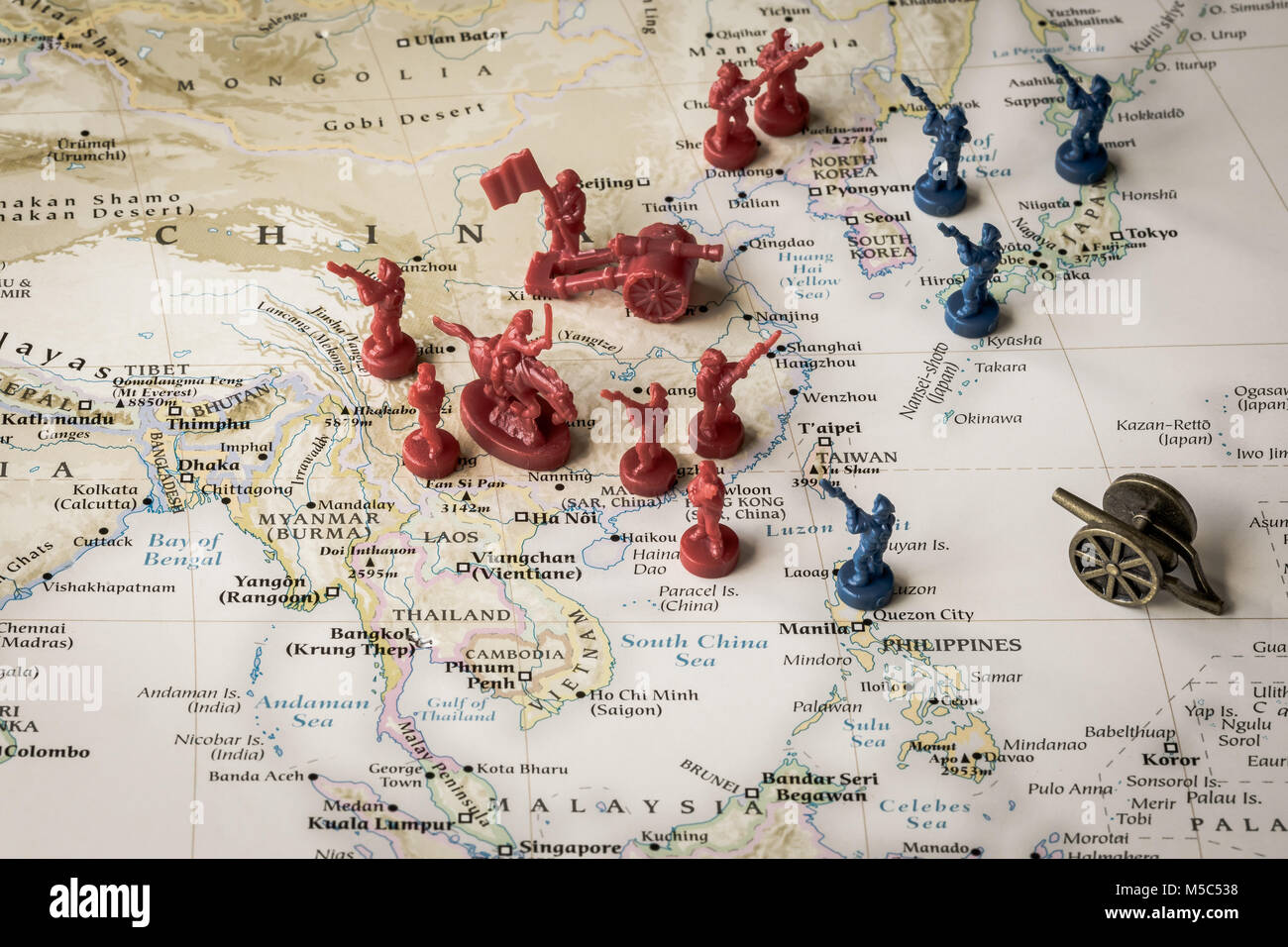 Makro Nahaufnahme der Spielzeugsoldaten auf einer Karte, die Konflikte und Spannungen in das Südchinesische Meer. Stockfoto