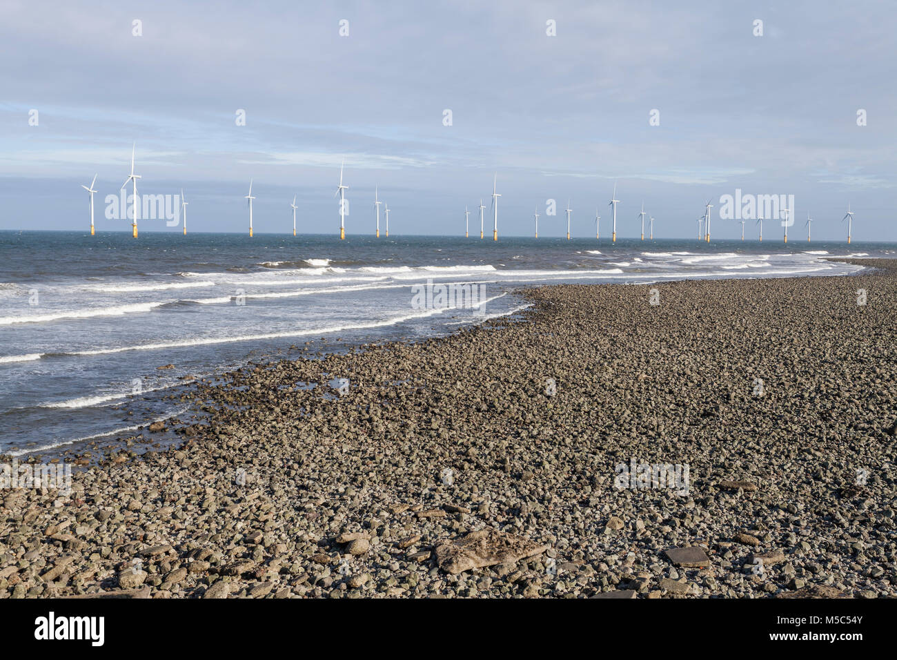 Offshore Windenergieanlagen an der Küste in Redcar, England, Großbritannien Stockfoto