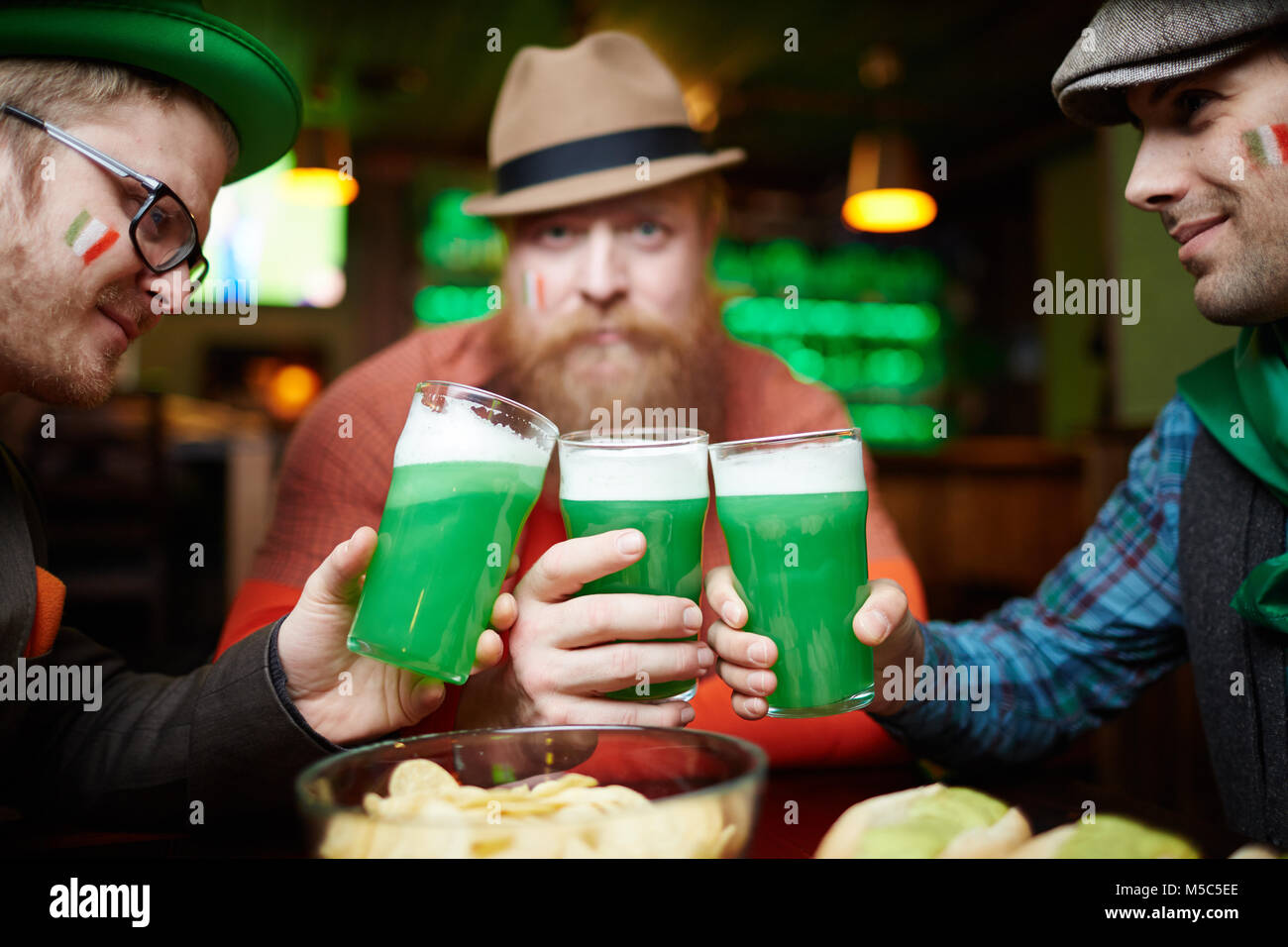 In Bier mit Chips Stockfoto