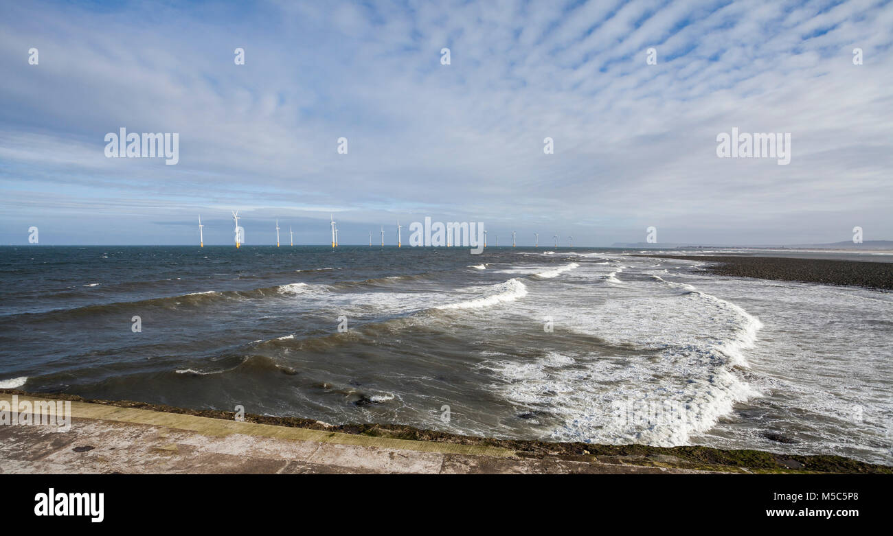 Offshore Windenergieanlagen an der Küste in Redcar, England, Großbritannien Stockfoto