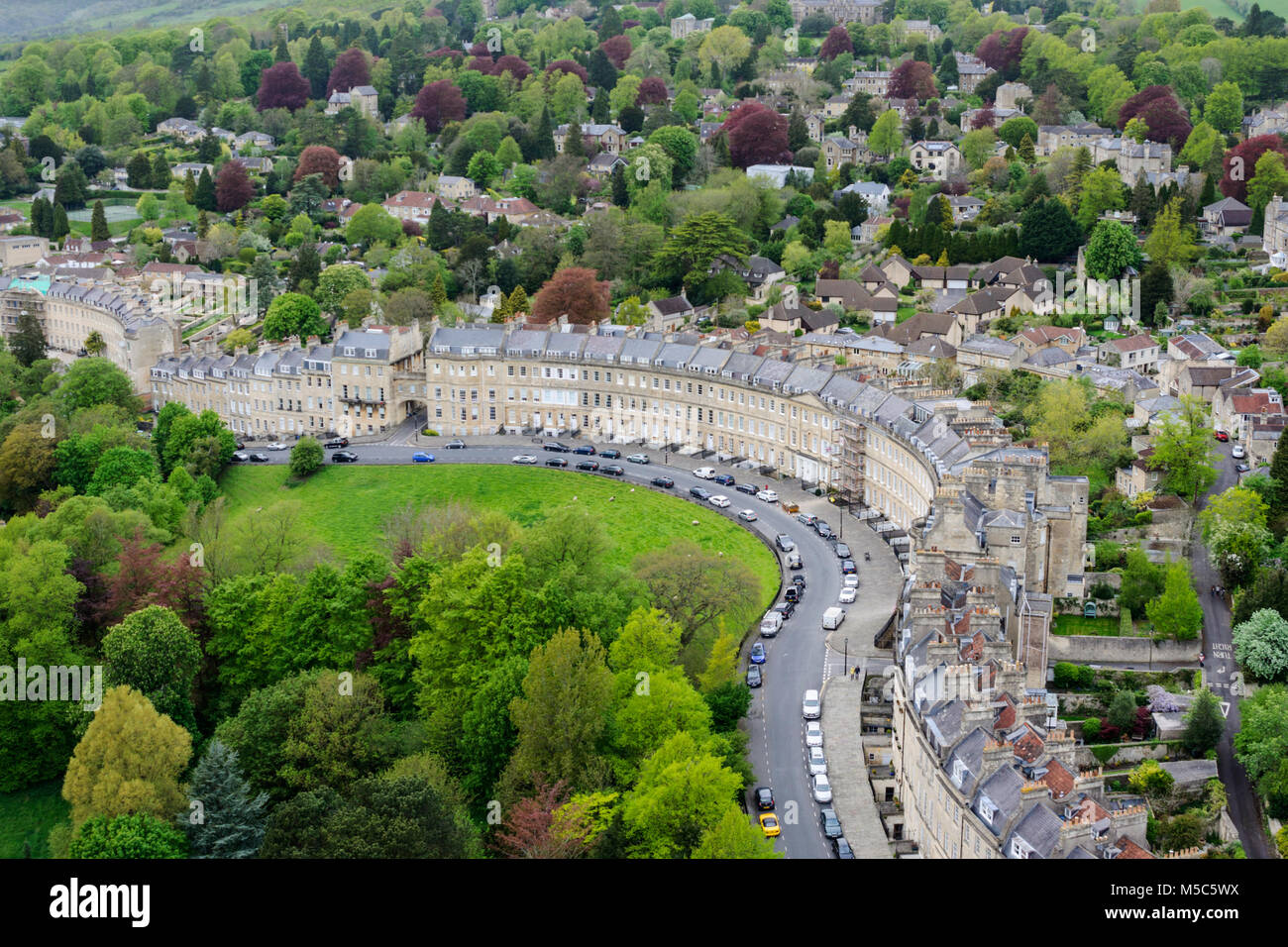 Luftaufnahme von Lansdown Crescent, eines der besten Beispiele Georgianischer Architektur, in der Stadt Bath, Flüchen, Somerset, England, Großbritannien Stockfoto