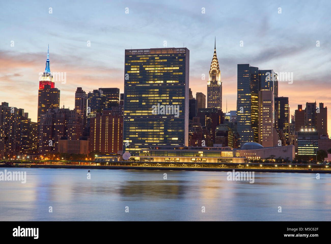 Midtown Skyline vom East River bei Sonnenuntergang Stockfoto