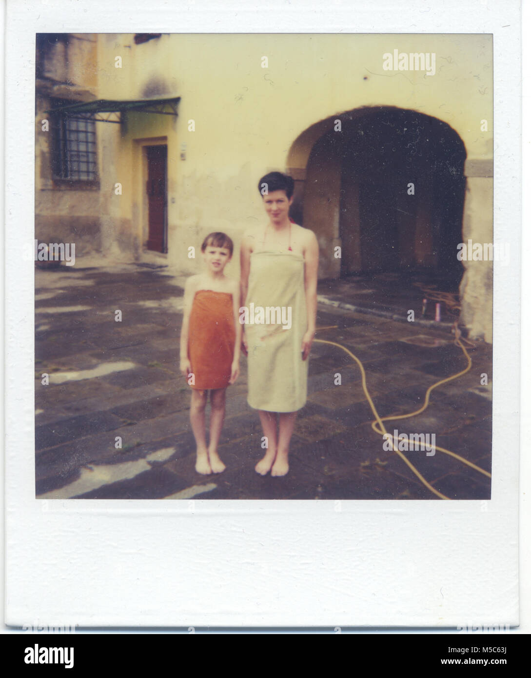 80er Jahre junge Frau mit ihrem Sohn gerade außerhalb ihres Hauses in der Landschaft der Toskana. Podere Cascia, Montaione Florenz. Italien Stockfoto