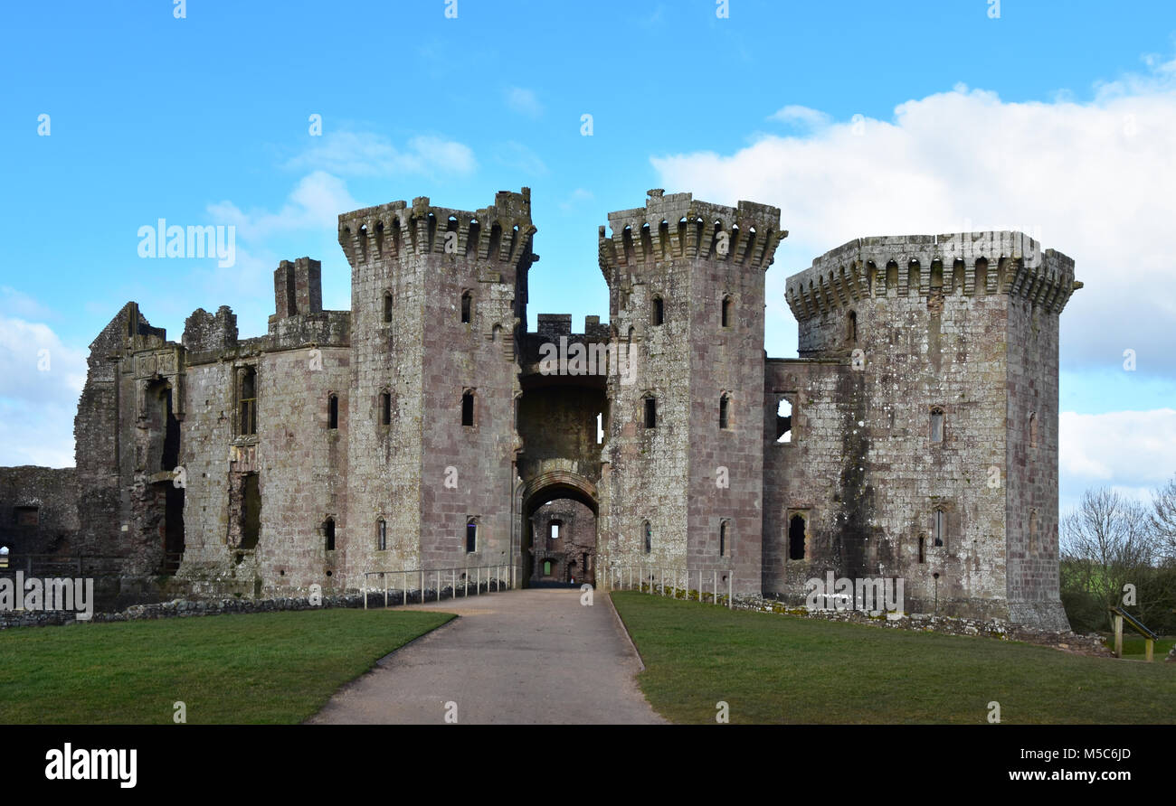 Raglan Schloss in Monmouthshire Wales mit seiner imposanten Türmen und großen Eingang. Stockfoto