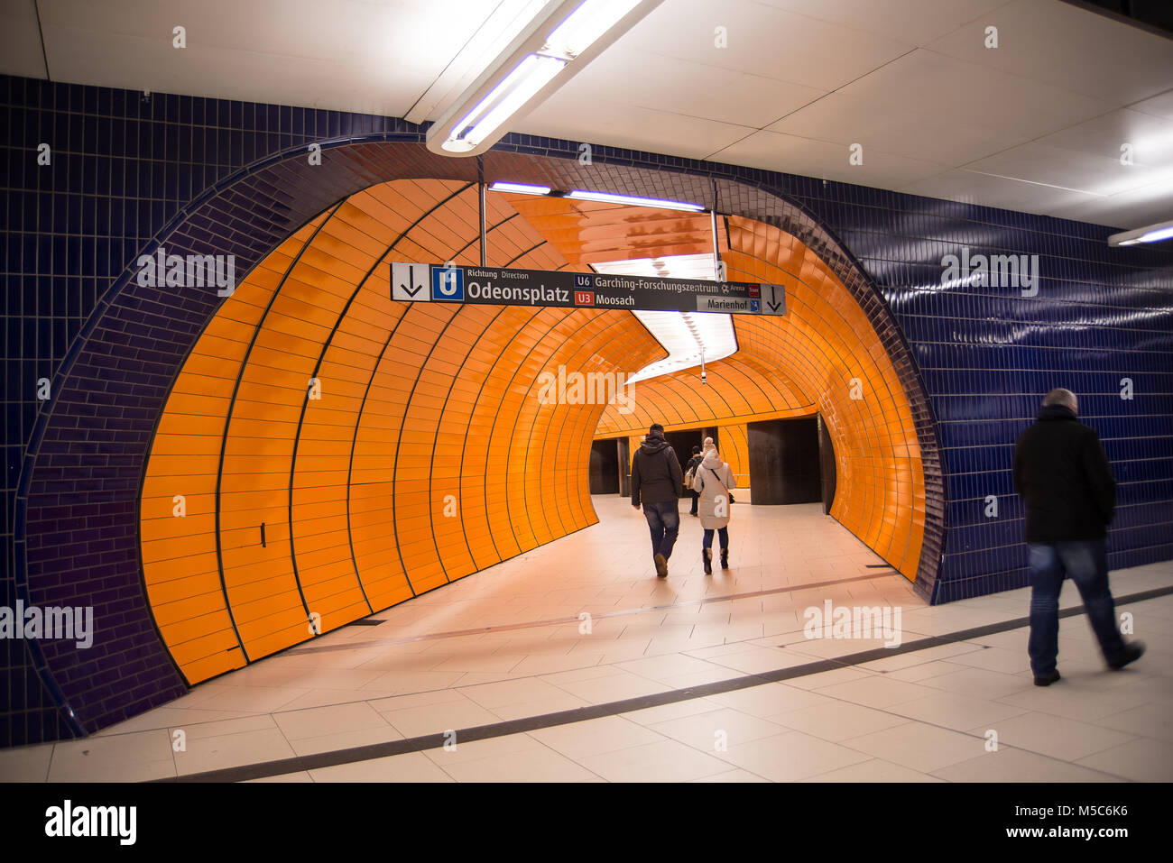 Menschen gehen in die U-Bahn am Marienplatz U-Bahn Station Stockfoto