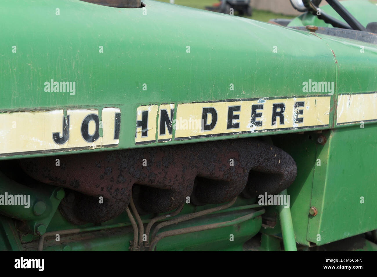 Nahaufnahme von John Deere Schlepper mit verschlissenen Logo auf der Seite Stockfoto