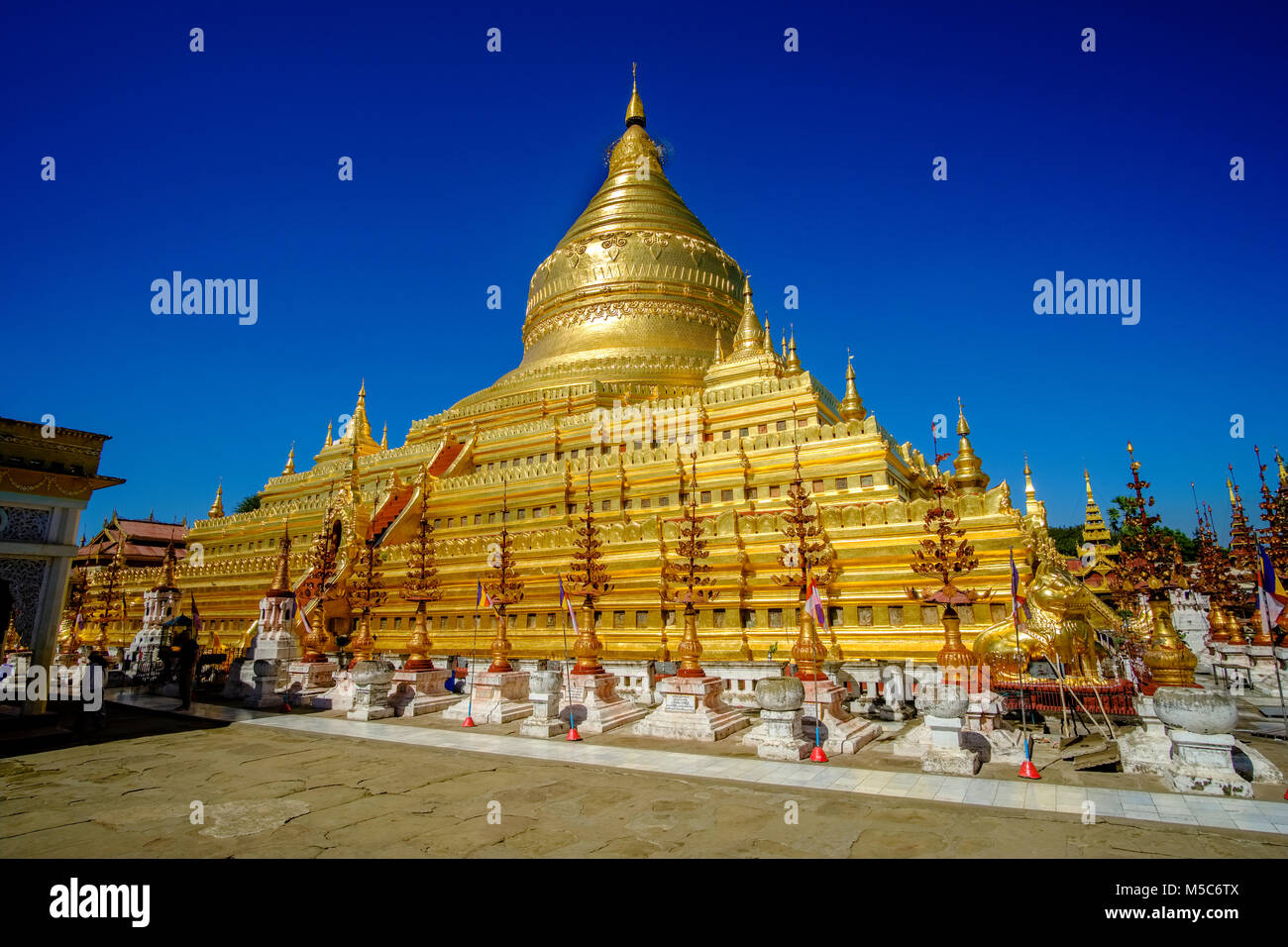 Eine der größten Pagoden in Bagan, die goldenen Shwezigon Pagode in Nyaung U Stockfoto