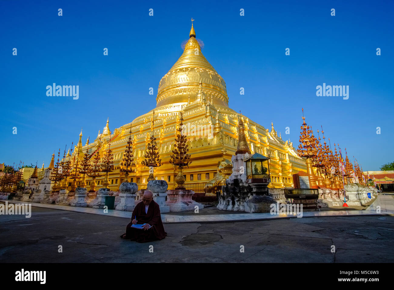 Eine der größten Pagoden in Bagan, die goldenen Shwezigon Pagode in Nyaung U Stockfoto