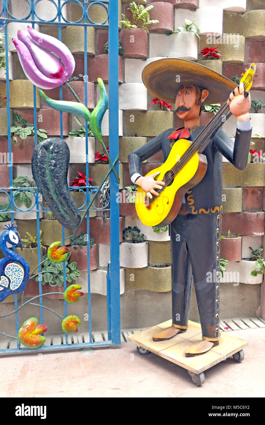 Eine schrullige künstlerische Mannequin von einem Mann in einem Sombrero strumming die Gitarre steht auf einer Straße in der Zona Rosa in Mexico City, Mexiko. Stockfoto