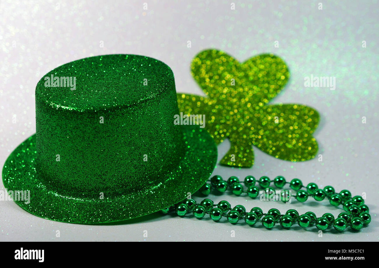 St Patrick's Day Irish grün Hut, gold, 3 Leaf Clover, glänzend grüne Perlen, hellen Hintergrund. Stockfoto