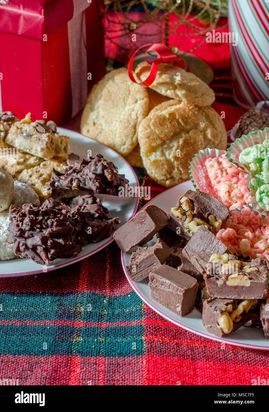 Hausgemachte Süßigkeiten und Kekse für Weihnachten und Geschenke Stockfoto