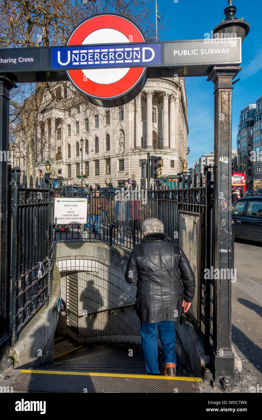 Öffentliche U-Bahn Eingang und Mann absteigend Schritte zur Charing Cross U-Bahnstation, auf dem Trafalgar Square in London, England, Großbritannien. Stockfoto