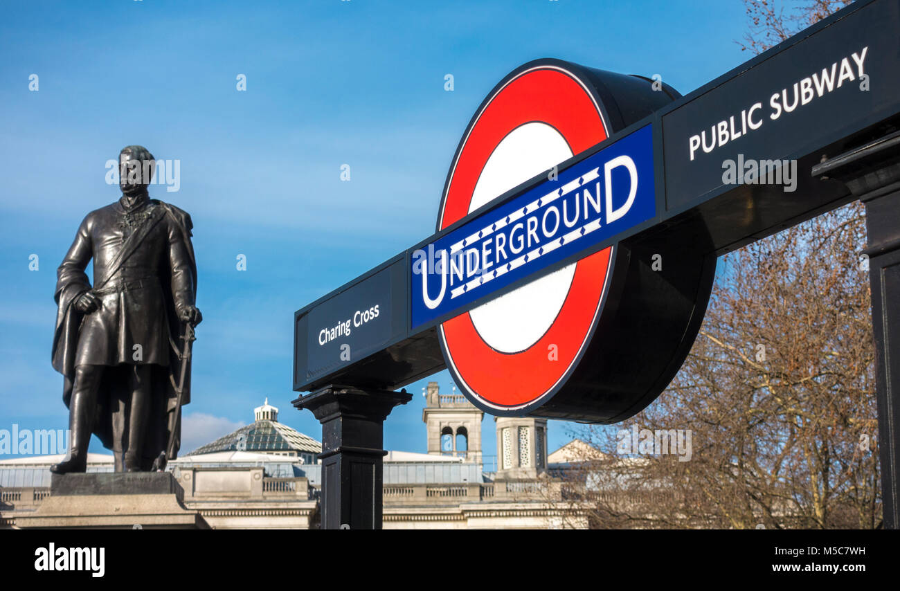 Charing Cross U-Bahnstation U-Bahn Eingang, auf dem Trafalgar Square, neben der Statue von Major General Sir Henry Havelock. London, England, UK. Stockfoto