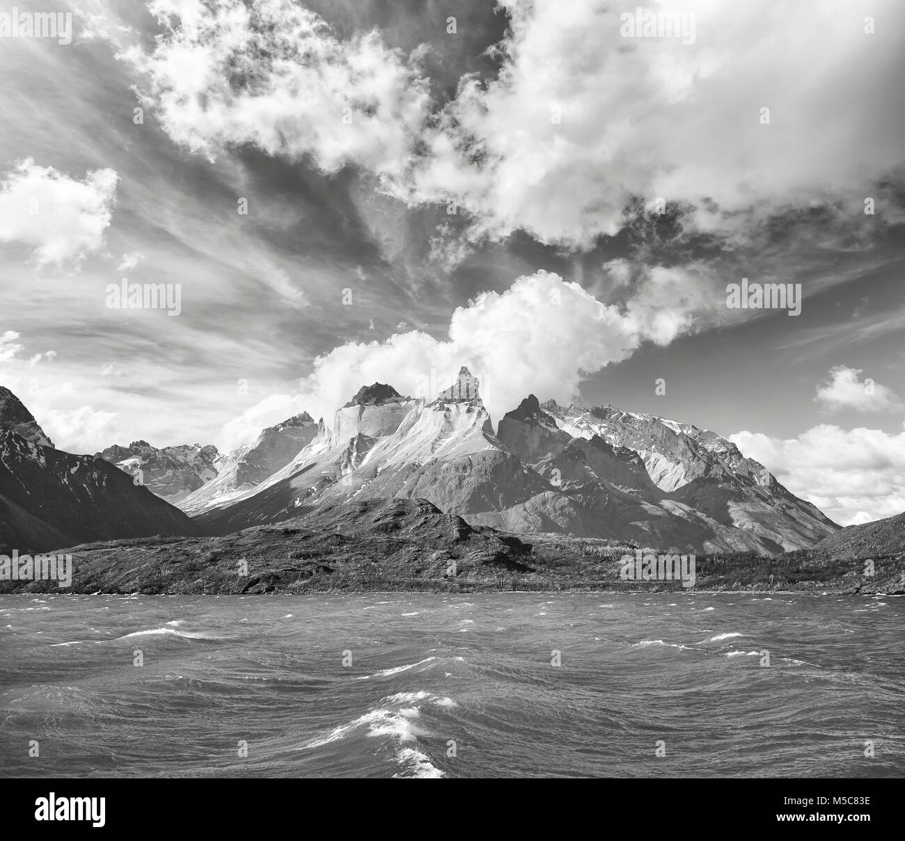 Schwarz-weiß Bild von den Pehoe See und Los Cuernos (Hörner) im Torres del Paine Nationalpark, Chile. Stockfoto