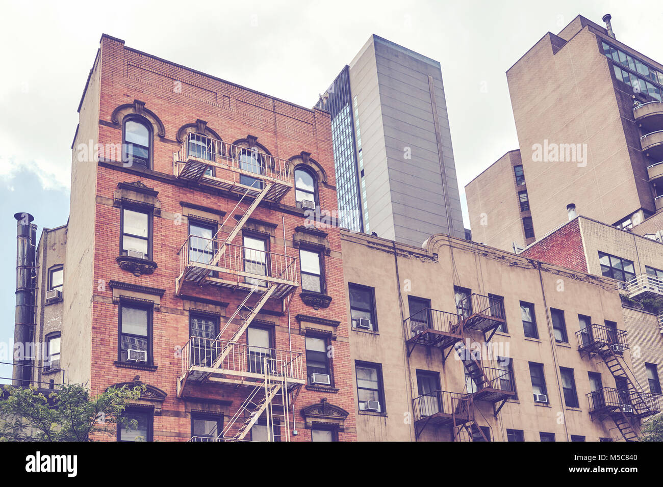 Vintage getonten Bild von Gebäuden mit Feuer in der New York City, USA. Stockfoto