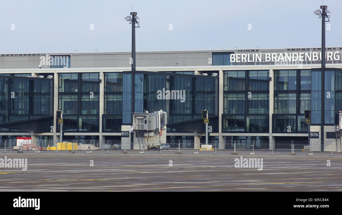 BERLIN, DEUTSCHLAND - Jan 17th, 2015: Flughafen Berlin Brandenburg BER, noch im Bau, leere Gebäude, Architektur tour Stockfoto
