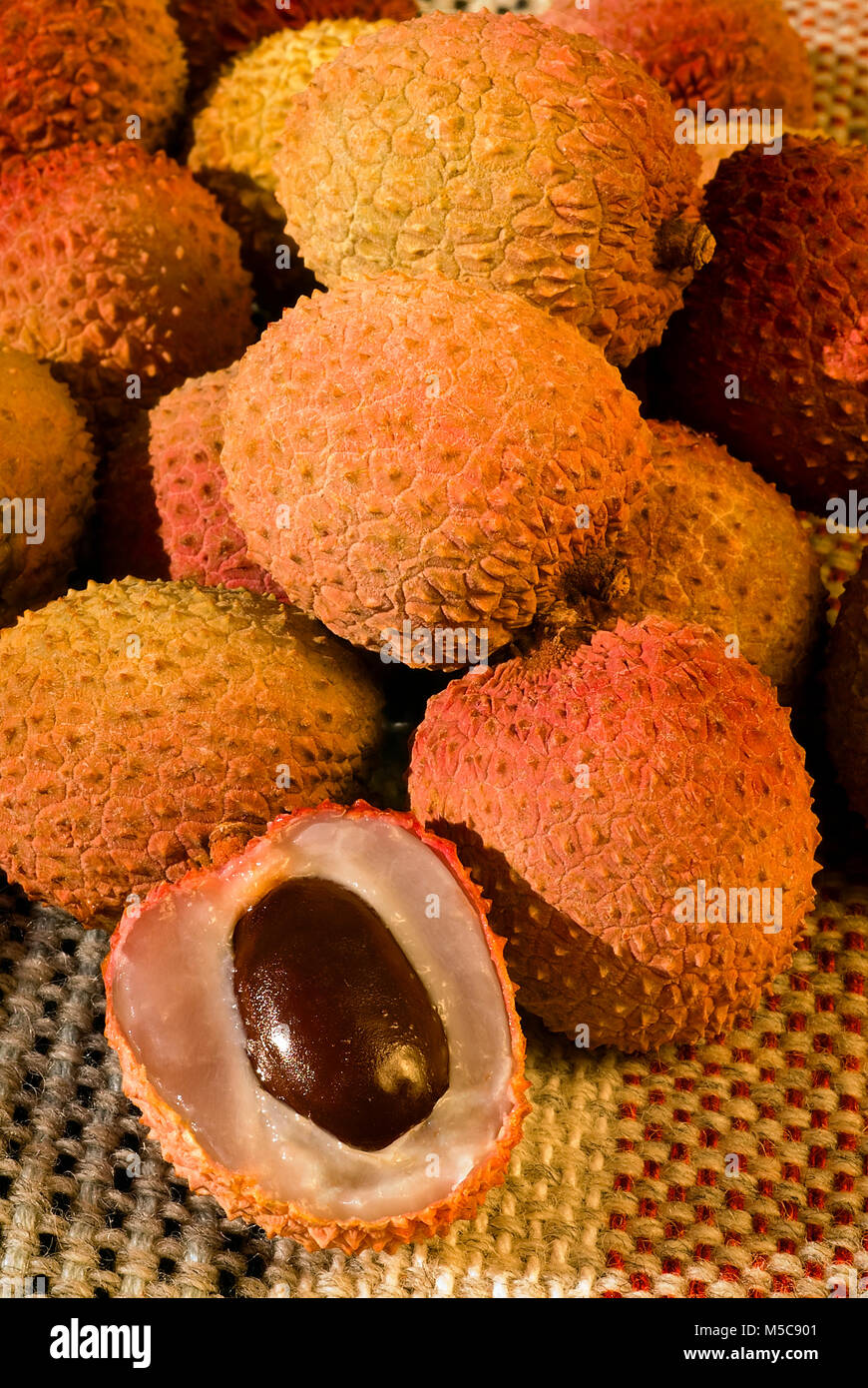 Licthi Früchte (Litchi chinensis) auf dem Tisch Stockfoto