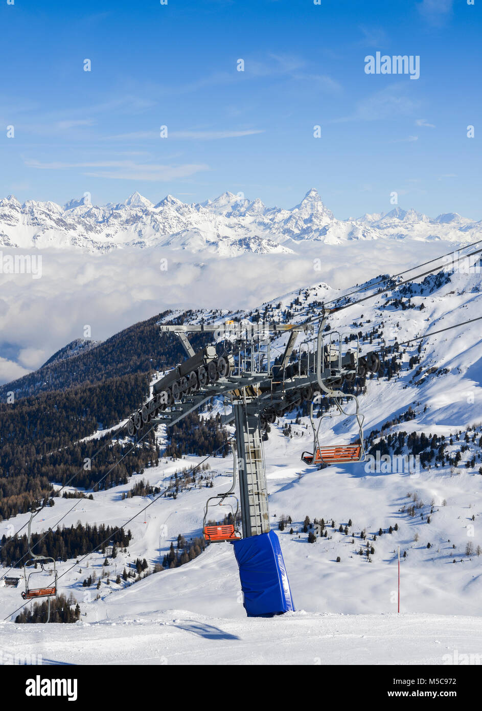 Panoramablick auf breit und präparierte Skipiste Resort von Pila in Valle d'Aosta, Italien im Winter. Blick Richtung Norden ist die Schweiz und ihre berühmten Stockfoto