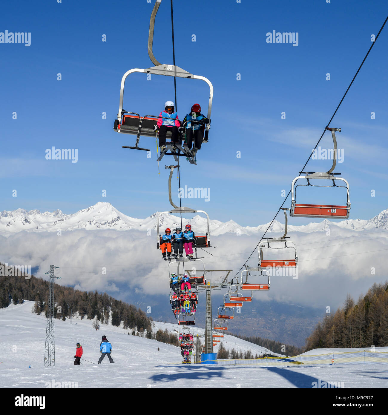 Pila, Aosta, Italien - Feb 19, 2018: Luftaufnahme der norditalienischen Stadt Aosta und Umgebung Valle d'Aosta von Pila Ski Resort - Sessellifte und s Stockfoto
