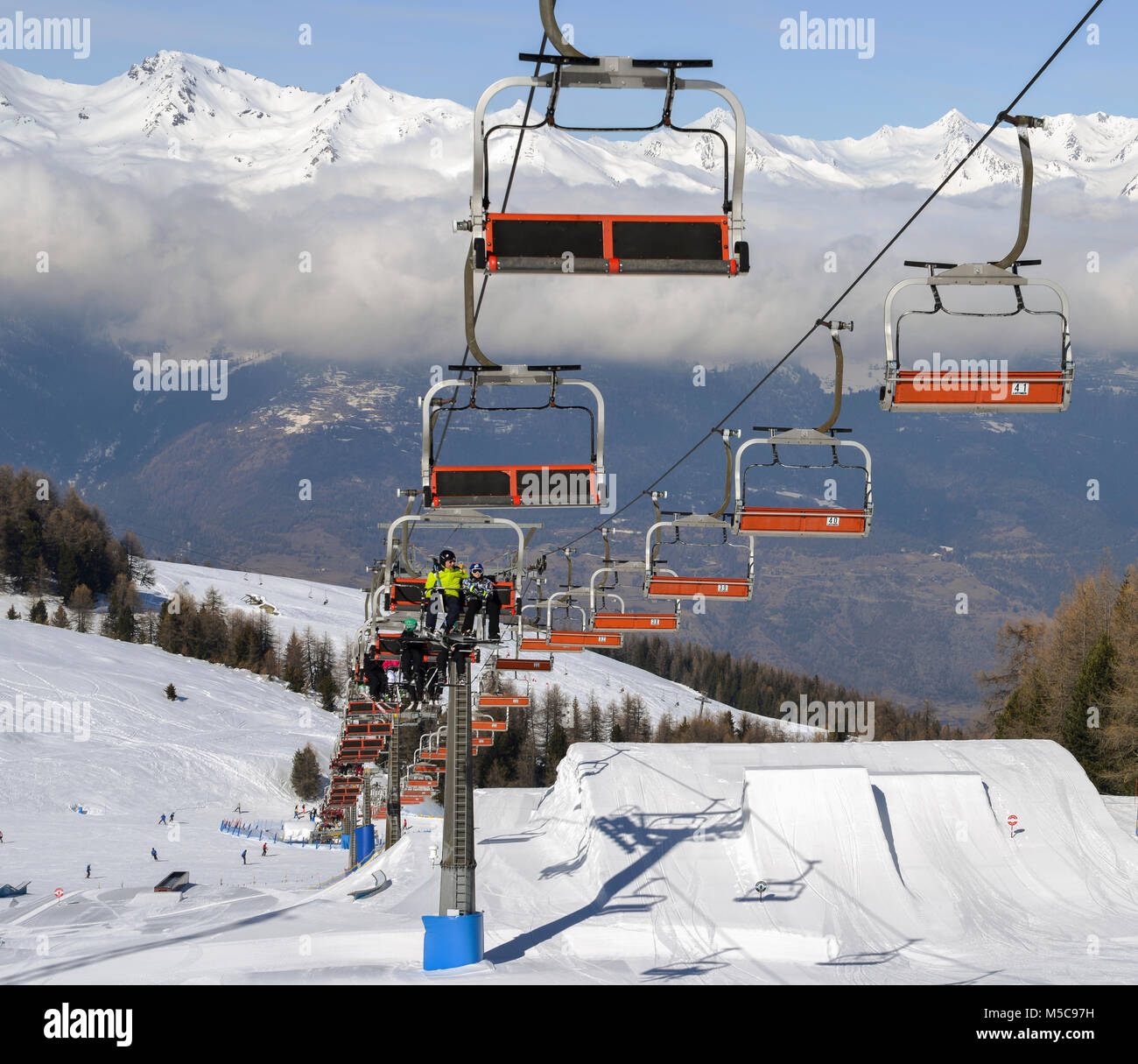 Pila, Aosta, Italien - Feb 19, 2018: Luftaufnahme der norditalienischen Stadt Aosta und Umgebung Valle d'Aosta von Pila Ski Resort Stockfoto
