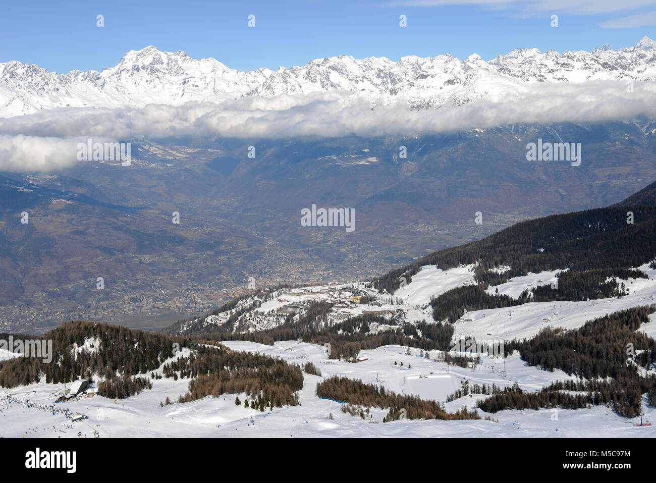 Luftaufnahme der norditalienischen Stadt Aosta und Umgebung Valle d'Aosta von Pila Ski Resort - Sessellifte und Skipisten Stockfoto