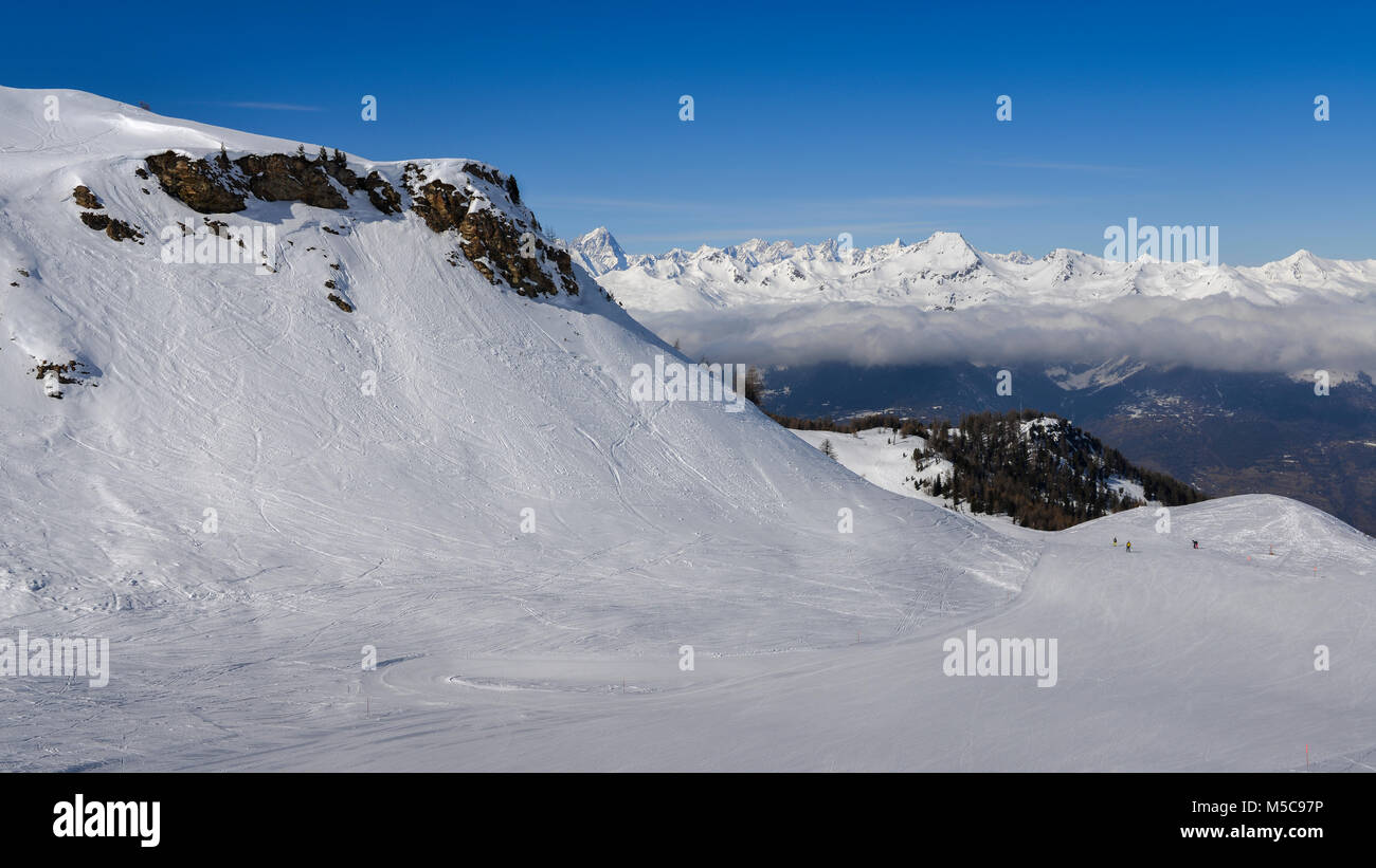 Steilen Gradienten Piste in den italienischen Alpen gegen einen schönen blauen Himmel - Pila, Vale d'Aosta, Italien Stockfoto