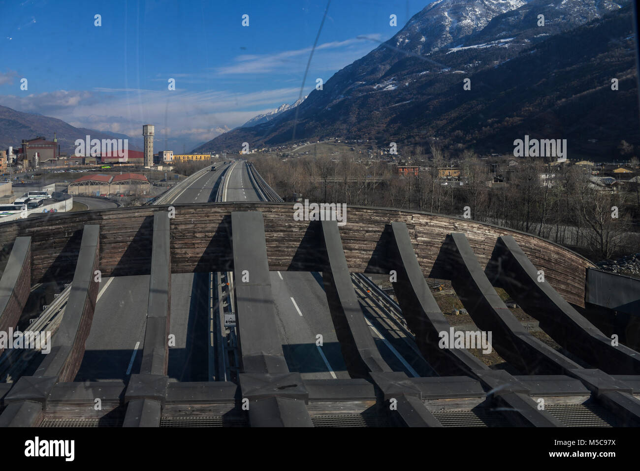 Aosta, Italien - Feb 19, 2018: die Gondel zum Skigebiet Pila. Richtung Tal auf Stadt Aosta vor dem Überqueren einer großen Autobahn Stockfoto