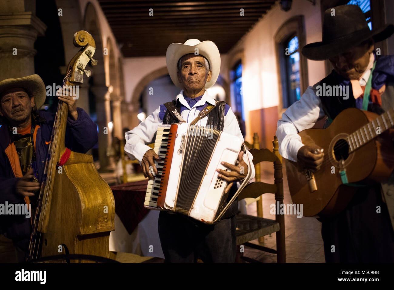 Street Musiker während der Dia de los Muertos (Tag der Toten) feiern in Patzcuaro, Michoacán, Mexiko am Freitag, 31. Oktober 2014. Dia de los Muertos (Tag der Toten) ist ein traditionelles Urlaub um erinnern und würdigt verstorbenen Familienmitglieder zentriert. Weit davon entfernt, eine düstere Angelegenheit, Dia de los Muetros ist eine Feier des Lebens. Patzcuaro, einer malerischen Stadt im Bundesstaat Michoacán, Mexiko (sieben Stunden westlich von Mexiko Stadt), zieht Touristen aus der ganzen Welt in den Tagen vor dem Dia de los Muertos (1. November und 2.). Stockfoto