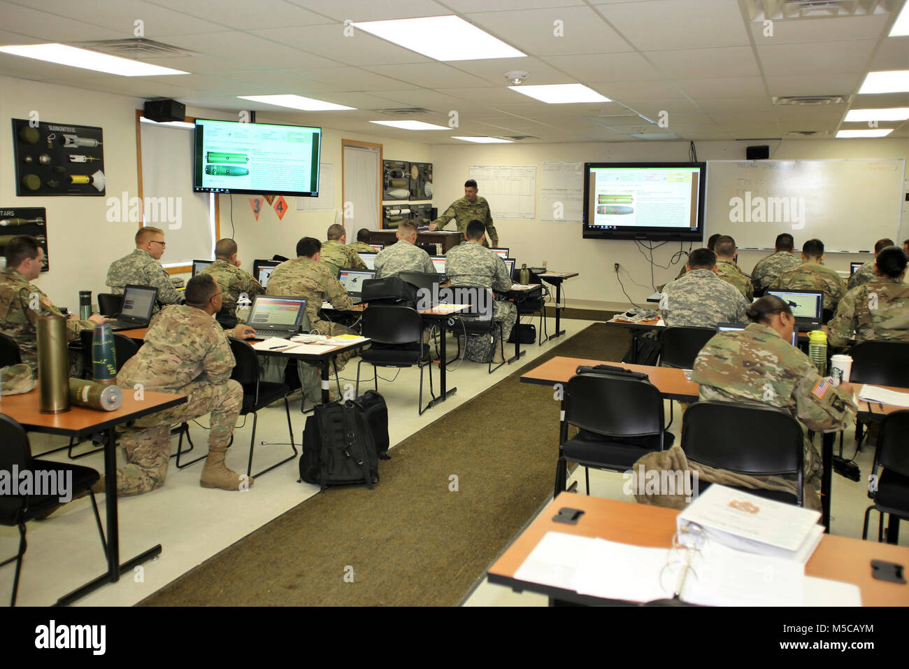 Schüler der 89 B Munition liefern, von der 13 Bataillon gelehrt, 100. (13., 100.) Regiment, die Arbeit an einem Projekt Jan. 16, 2018, am Fort McCoy, Wis., der 13., 100. Ist ein ordnance Battalion, die für die Soldaten in der Ordnance Wartung militärischen berufliche Fachrichtung (MOS) Serie Schulung und Ausbildung unterstützen. Die Einheit, die im Rahmen der 3 Feuerwehr ausgerichtet, 94th Division des 80 Ausbildung Befehl, hat am Fort McCoy seit etwa 1995. (U.S. Armee Stockfoto