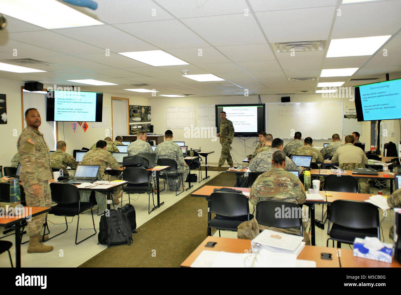Schüler der 89 B Munition liefern, von der 13 Bataillon gelehrt, 100. (13., 100.) Regiment, die Arbeit an einem Projekt Jan. 16, 2018, am Fort McCoy, Wis., der 13., 100. Ist ein ordnance Battalion, die für die Soldaten in der Ordnance Wartung militärischen berufliche Fachrichtung (MOS) Serie Schulung und Ausbildung unterstützen. Die Einheit, die im Rahmen der 3 Feuerwehr ausgerichtet, 94th Division des 80 Ausbildung Befehl, hat am Fort McCoy seit etwa 1995. (U.S. Armee Stockfoto