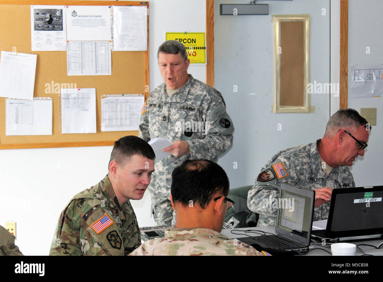 Kursleiter Sgt. 1. Klasse Lester Hinton mit dem 13 Bataillon Regiment, 100 Schüler in der 89 B Advanced Leader Kurs lehrt am 31.01.16, 2018, am Fort McCoy, Wis., der 13., 100. Ist ein ordnance Battalion, die für die Soldaten in der Ordnance Wartung militärischen berufliche Fachrichtung (MOS) Serie Schulung und Ausbildung unterstützen. Die Einheit, die im Rahmen der 3 Feuerwehr ausgerichtet, 94th Division des 80 Ausbildung Befehl, hat am Fort McCoy seit etwa 1995. (U.S. Armee Stockfoto