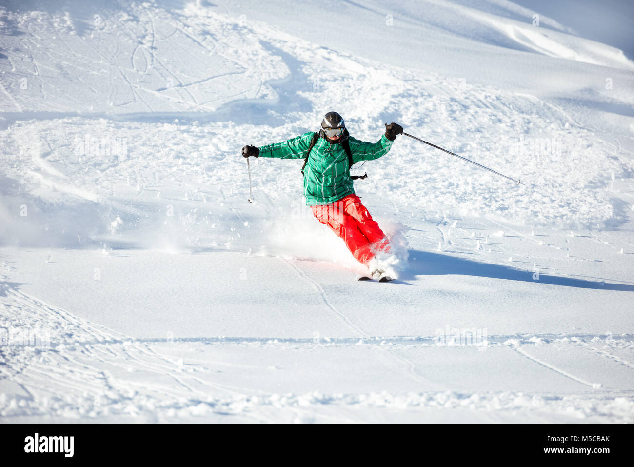 Skifahrer offpiste Freeride Backcountry bei Schnee Pulver Stockfoto