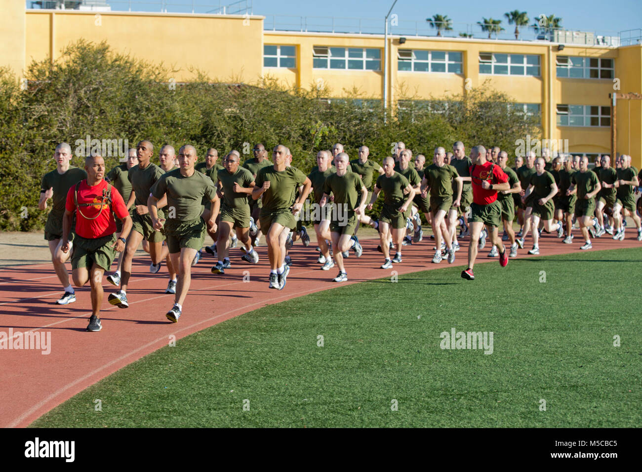 Rekruten mit Charlie Company, 1 Recruit Training Bataillon, Runden während einer körperlichen Training bei Marine Corps Recruit Depot San Diego, 31.01.23. Die 400-Meter dash wurde durchgeführt, um zu helfen, die rekruten Ausdauer für eine lange Strecke zu entwickeln. Jährlich mehr als 17.000 Männer aus den westlichen Recruiting Region rekrutiert werden an MCRD San Diego ausgebildet. Charlie Company ist Absolvent 6. April geplant. Stockfoto