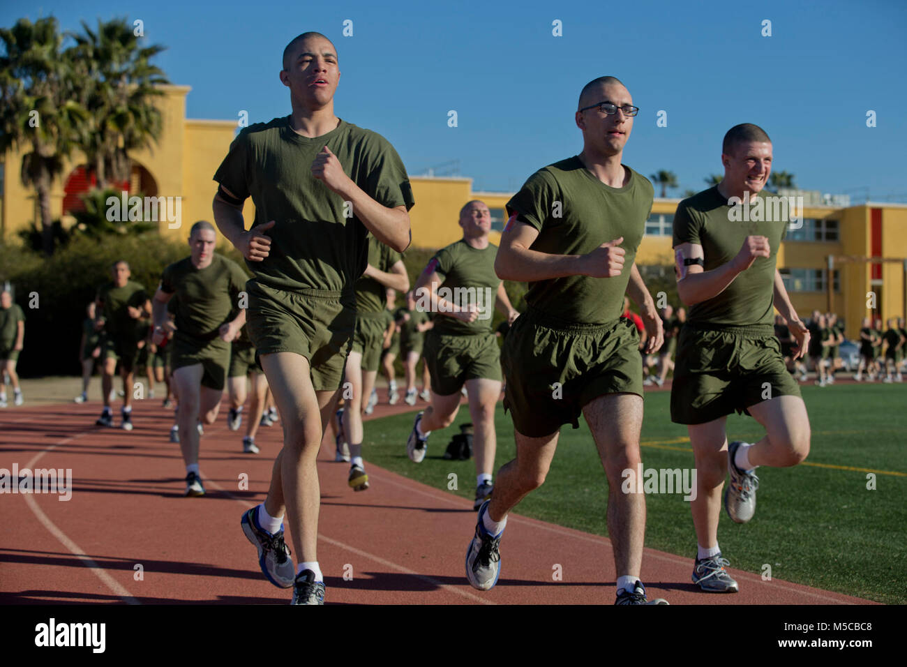 Rekruten mit Charlie Company, 1 Recruit Training Bataillon, Runden während einer körperlichen Training bei Marine Corps Recruit Depot San Diego, 31.01.23. Die 400-Meter dash wurde durchgeführt, um zu helfen, die rekruten Ausdauer für eine lange Strecke zu entwickeln. Jährlich mehr als 17.000 Männer aus den westlichen Recruiting Region rekrutiert werden an MCRD San Diego ausgebildet. Charlie Company ist Absolvent 6. April geplant. Stockfoto