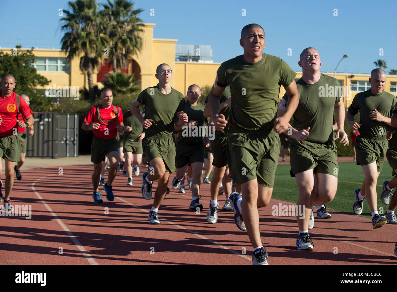 Rekruten mit Charlie Company, 1 Recruit Training Bataillon, Runden während einer körperlichen Training bei Marine Corps Recruit Depot San Diego, 31.01.23. Die 400-Meter dash wurde durchgeführt, um zu helfen, die rekruten Ausdauer für eine lange Strecke zu entwickeln. Jährlich mehr als 17.000 Männer aus den westlichen Recruiting Region rekrutiert werden an MCRD San Diego ausgebildet. Charlie Company ist Absolvent 6. April geplant. Stockfoto