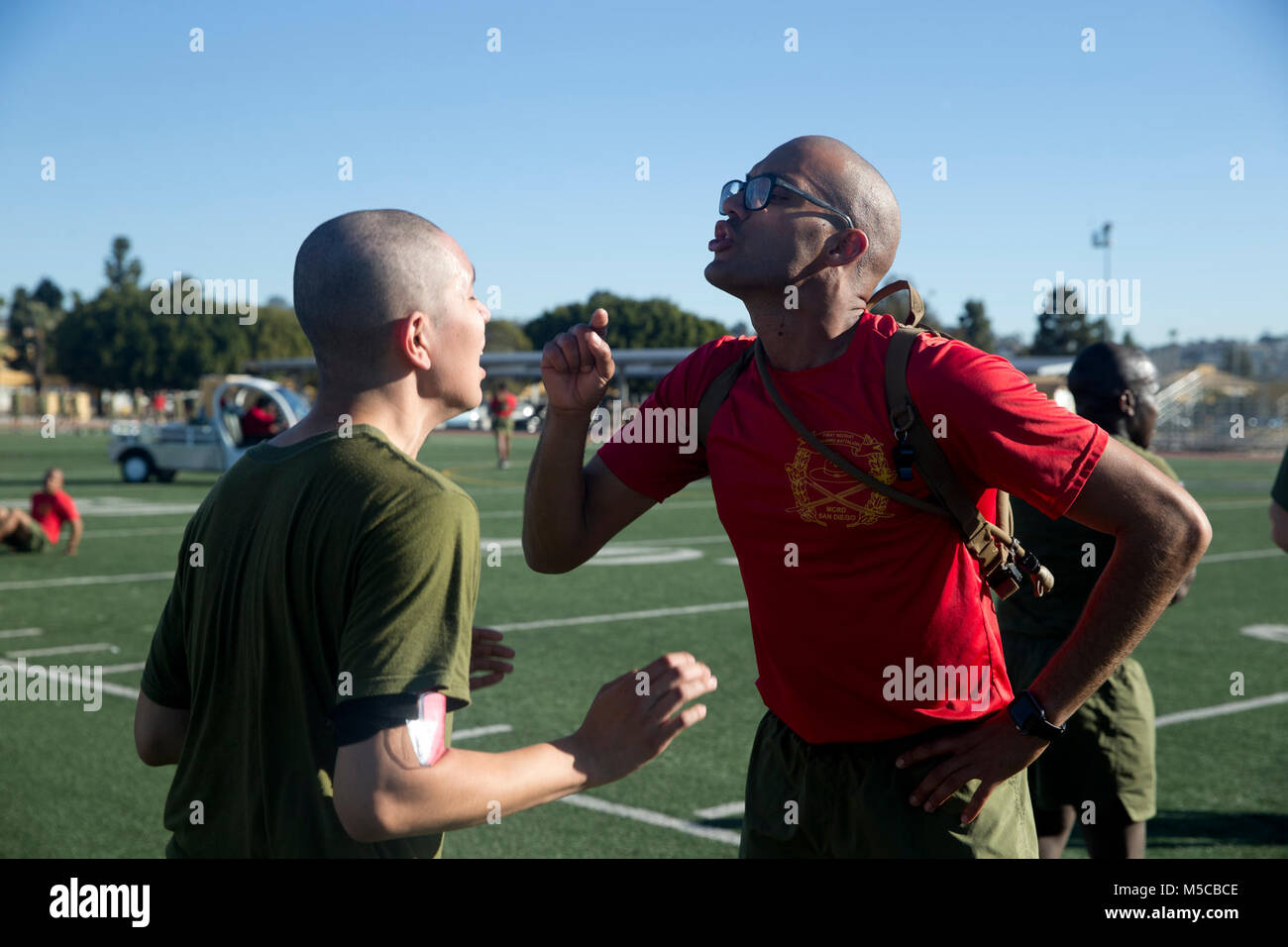 Ein drill instructor mit Charlie Company, 1 Recruit Training Bataillon, beauftragt ein rekrut lauter während einer körperlichen Training bei Marine Corps Recruit Depot San Diego, 31.01.23 zu reagieren. Der Bohrer die Schulungsleiter sicherstellen, dass die rekruten die Übungen richtig während eines 400-Meter dash Veranstaltung durchführen. Jährlich mehr als 17.000 Männer aus den westlichen Recruiting Region rekrutiert werden an MCRD San Diego ausgebildet. Charlie Company ist Absolvent 6. April geplant. Stockfoto