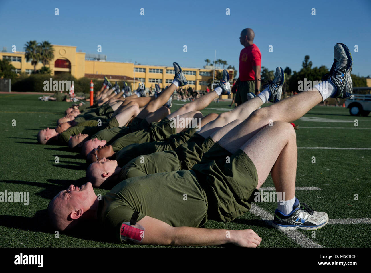 Rekruten mit Charlie Company, 1 Recruit Training Bataillon, führen Sie eine Übung während einer körperlichen Training bei Marine Corps Recruit Depot San Diego, 31.01.23. Die rekruten durchgeführt werden mehrere Übungen nach Abschluss einer 400-meter Dash. Jährlich mehr als 17.000 Männer aus den westlichen Recruiting Region rekrutiert werden an MCRD San Diego ausgebildet. Charlie Company ist Absolvent 6. April geplant. Stockfoto