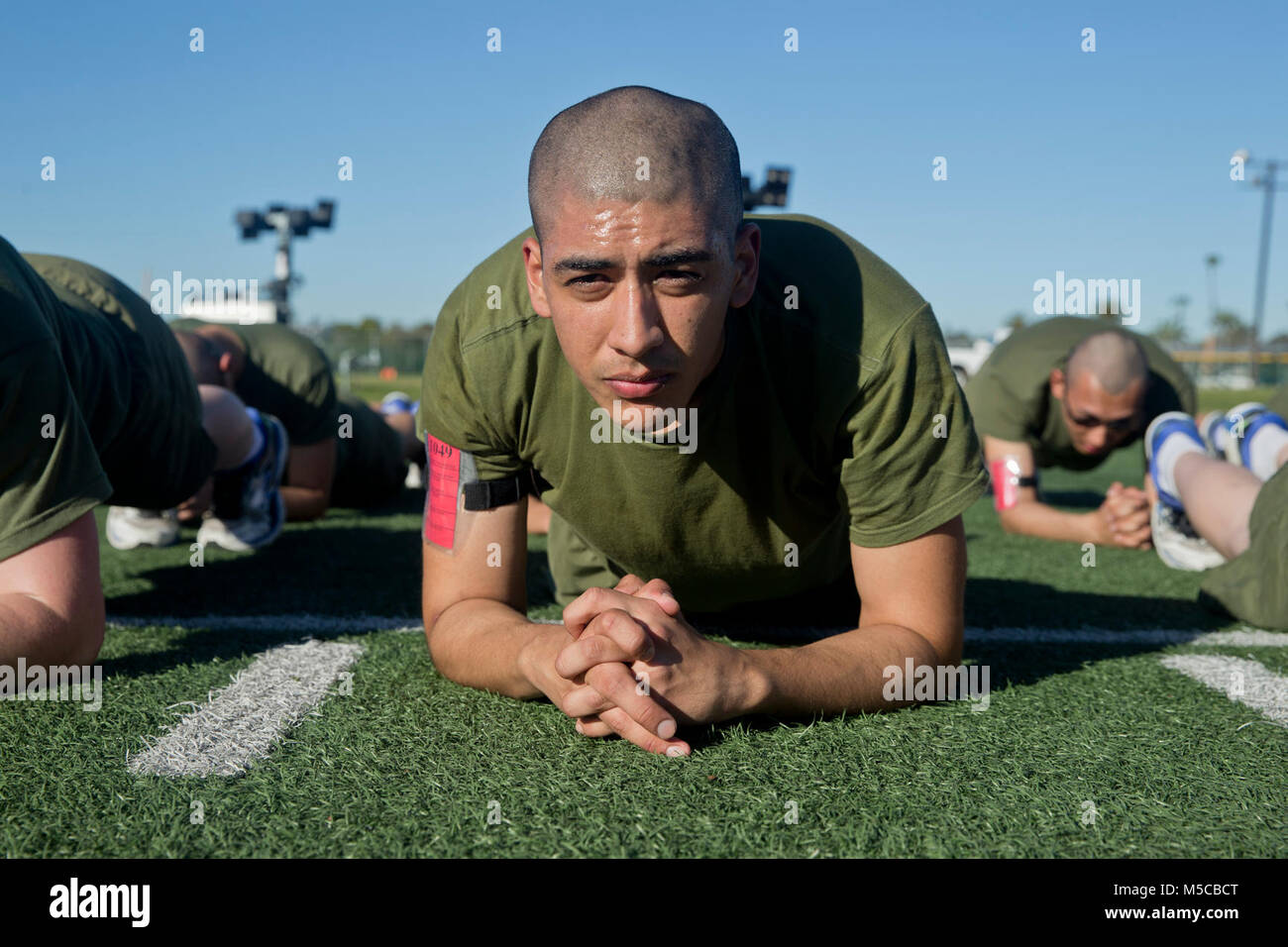 Ein Rekrut mit Charlie Company, 1 Recruit Training Bataillon, eine Planke während einer körperlichen Training führt bei Marine Corps Recruit Depot San Diego, 31.01.23. Rekruten Verhalten körperliche Training Wöchentlich für die verschiedenen Veranstaltungen treffen Sie während der Schulung zu bleiben. Jährlich mehr als 17.000 Männer aus den westlichen Recruiting Region rekrutiert werden an MCRD San Diego ausgebildet. Charlie Company ist Absolvent 6. April geplant. Stockfoto
