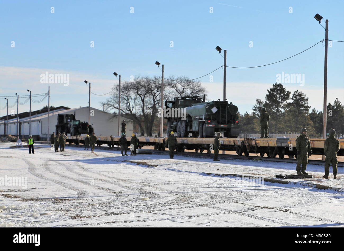 Marines mit Marine Wing Support Squadron (MWSS) 271 Last Ausrüstung auf triebwagen Jan. 30, 2018, am Fort McCoy, Wis die Marines training waren am Fort McCoy als Teil der Ullr Schild Übung der 2. Marine Flugzeugflügel. Die Einheit war Ladehilfsmittel Zurück zur Marine Corps Air Station Cherry Point, N.C. zu nehmen Die Arbeit wurde auch ein Teil des kalten Wetter rail Training für den MWSS 271 Marines und alles war mit der Festung McCoy die Bereitschaft Logistik Center der Geschäftsbereich Transportation koordiniert. (U.S. Armee Stockfoto