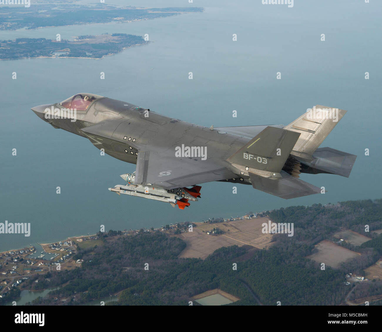 Dan Levin, F-35 Pax River integrierten Test Kraft, Piloten BF-3 auf der 691St Flug für ein Flattern und Buffet test Mission am 13.02.1 an der Naval Air Station Patuxent River mit externen Waffen. Dieser Flug, mit externen 2.000 Pfund und 1.000 Pfund GBUs und AIM-9x Waffen gezeigt, ist eine der letzten Flug Tests für die F-35B im System Entwicklung und Demonstration Phase. Stockfoto