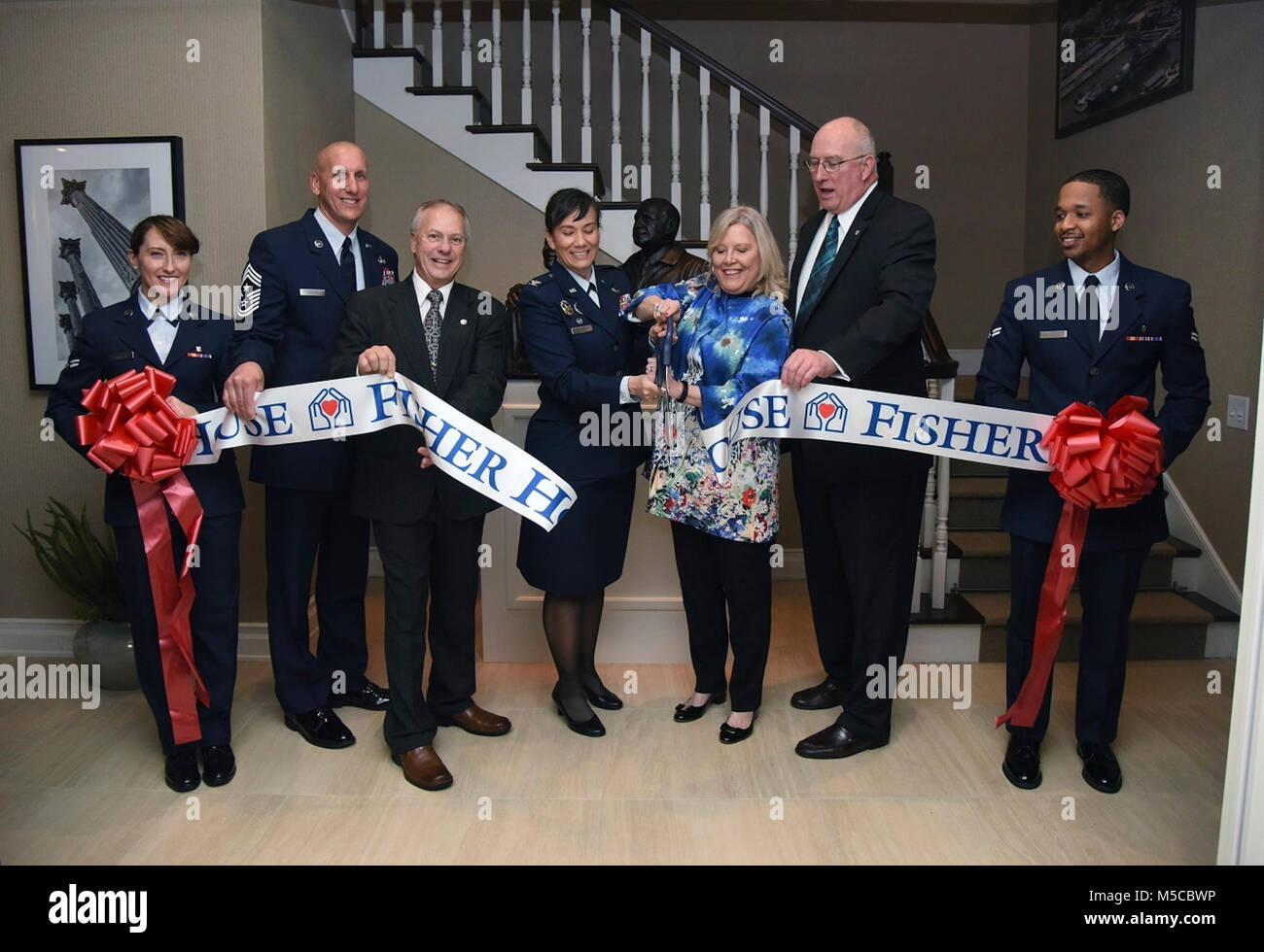 Keesler Führung und Fisher House Vertreter nehmen an den Fisher House II Ribbon Cutting Feb 6, 2018, auf Keesler Air Force Base, Texas. Die Fisher House Programm ist eine einzigartige öffentlich-private Partnerschaft eingerichtet, um die Lebensqualität für militärische Mitglieder, Rentner, Veteranen und ihre Familien zu verbessern. Das Programm verfügt über mehr als 305.000 Familien für Kosteneinsparungen von über $ 400 Millionen. (U.S. Air Force Stockfoto